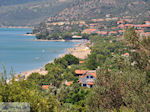 Het strand van Kampos (Votsalakia) ligt in een groenrijke omgeving - Eiland Samos