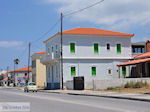 Karlovassi huizen langs de weg - Eiland Samos