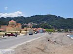 De hoofdweg langs de kust bij Karlovassi - Eiland Samos