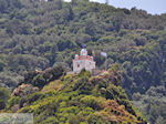 De kerk van de Heilige Maria op de top van het heuveltje in Karlovassi - Eiland Samos