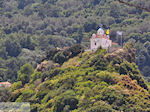 kerk van de Heilige Maria op een groenrijk heuveltje in Karlovassi - Eiland Samos