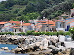 Traditionele gebouwen langs de hoofdweg in Agios Konstandinos - Eiland Samos