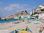 Ligbedden en strandstoelen aan strand Kokkari - Eiland Samos
